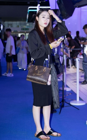 25829-4=65 展会搭讪美味玉zu白嫩美脚少妇