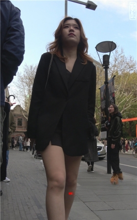 玩手机的黄发妹子