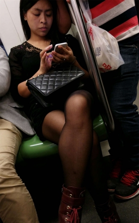 地铁拍摄黑色连衣裙黑丝长发美少妇