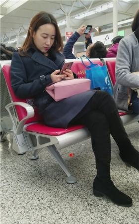 玩手机的美妇