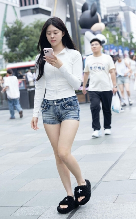 2589-16=43 白皙高挑热裤小妹