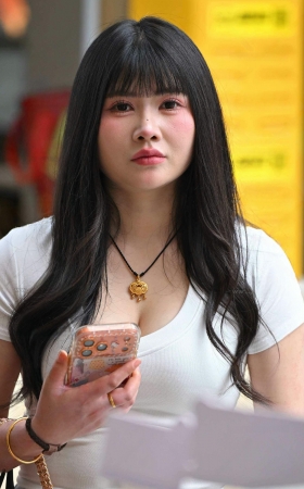 26518-8-122√重庆街拍-丰满热裤美腿美足重庆妹～ 12P