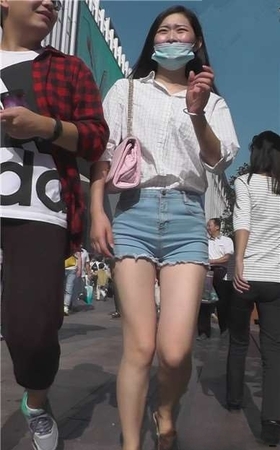 街拍跟拍带口罩的牛仔热裤美眉 [872 MB]