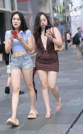 丰腴姐妹逛街 [21P]