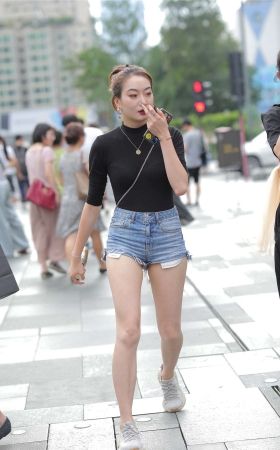 凯恩街拍作品 – 热裤美背