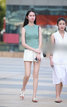 羞涩的长腿女孩 [11P]