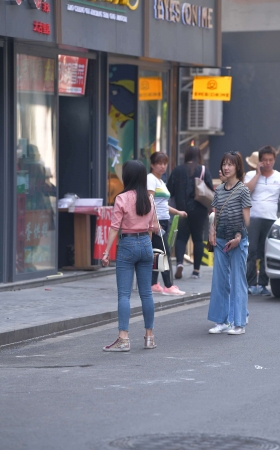 抓拍买烤串的紧牛小妹 [22P]
