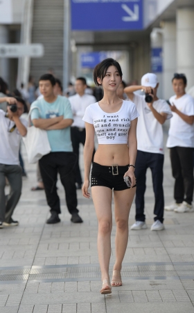 23612-15=128身材真好的热裤美女