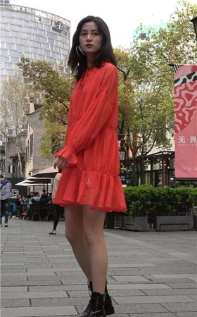 美丽气质红裙街拍美女