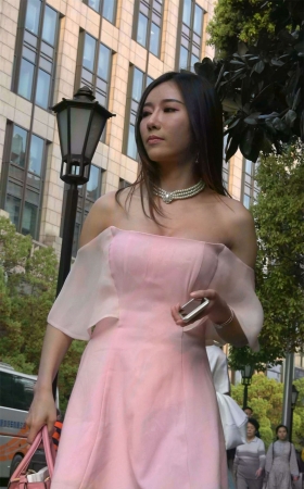 抹胸一字肩粉色连衣裙性感漂亮美女