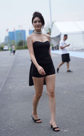 黑色裙装女神