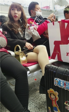 吃东西的肉丝妹子