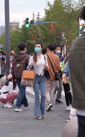 视觉冲击街拍作品 – 长腿紧牛小姐姐，身材真棒