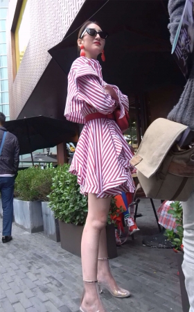 性感条纹裙高跟鞋美女