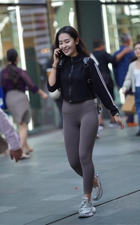 一直打电话的瑜伽裤美女(98P)