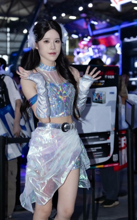 白净玉足小姐姐 [13P]