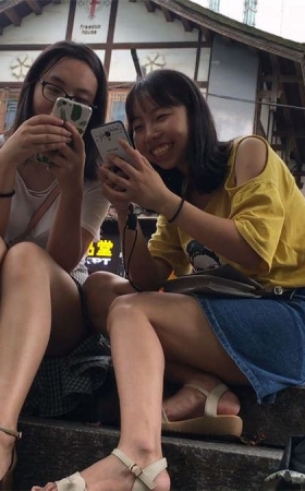坐在台阶休息的两个美女
