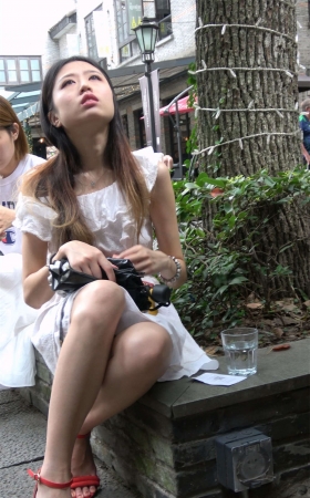 花坛边的红色凉高美腿姐姐