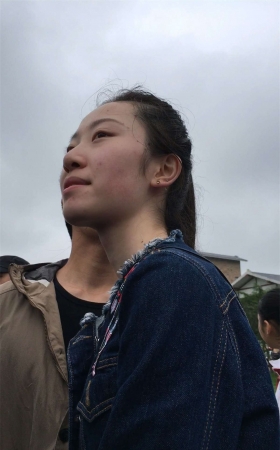 和男友手牵手的白色紧身裤美眉
