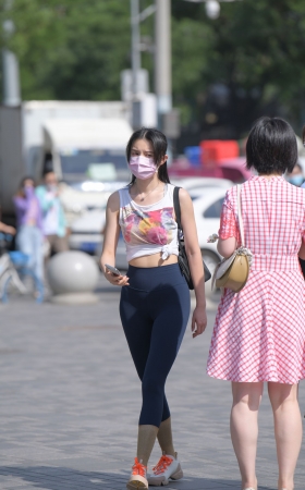 蓝色高挑紧身裤美女