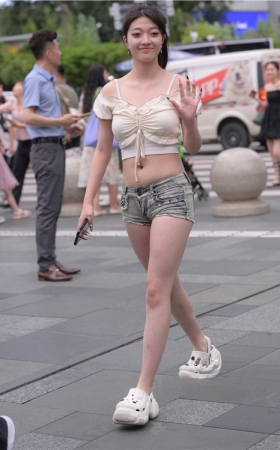 自信开朗的热裤小妹(281P)