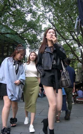 这大长腿穿上肉丝袜简直太完美了