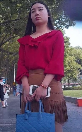 超靓丽的肉丝高跟超短裙美女，妹子有点外八字腿。