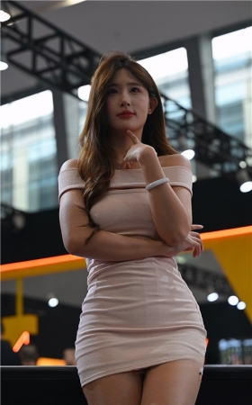 美腿车模特写美足