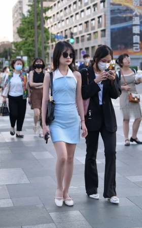 街拍蓝色短裙R丝女孩儿 [26P]