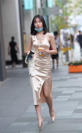 豹女红裙