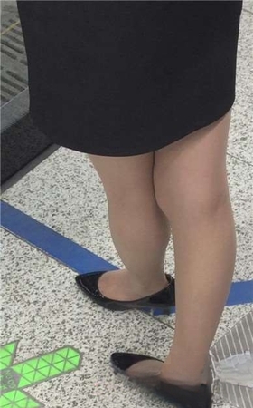 地铁站拍摄OL职业装美女，清纯甜美哦。