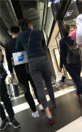 紧身牛仔裤妹子