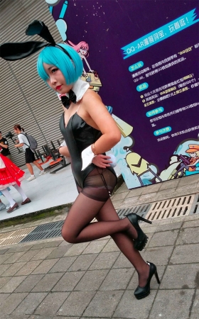 动漫展cosplay的黑丝袜二次元美少女