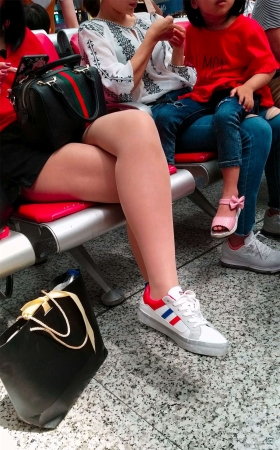 红衣短裙白皙街拍丝袜美女