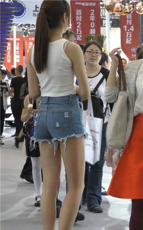 4k-车展发传单的高腰碎边热裤美腿美女