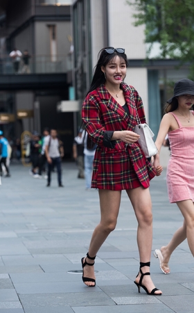 吃着棒棒糖的小姐姐