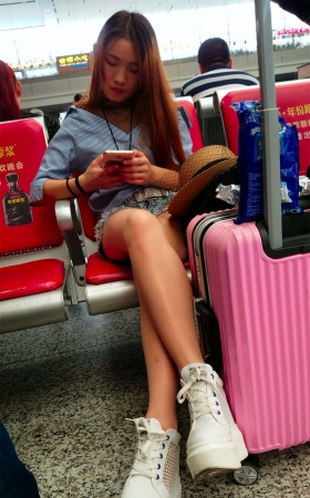 火车站里的白腿美女