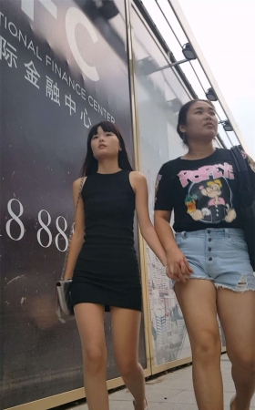 黑色连衣裙细腰圆润翘臀长发美眉