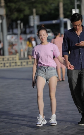 热裤妹子