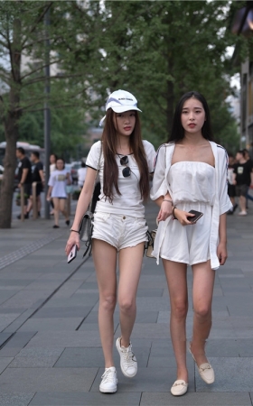 白色热裤女孩(129P)