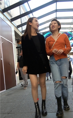 和闺蜜逛街的黑衣小妹