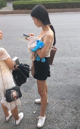吊带背心小美女的沟沟坎坎