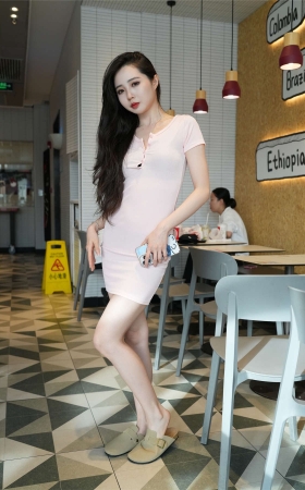 粉色裙装裸足
