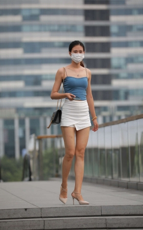 四九城嘎子街拍作品 – 热裤长腿小姐姐