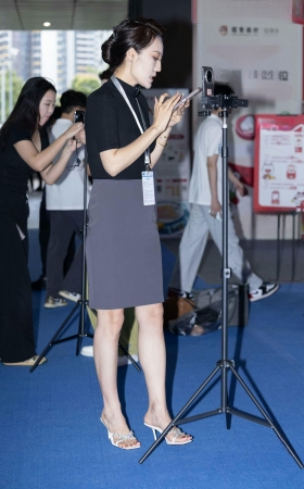 25829-7=46 展会拍摄成熟韵味女主播