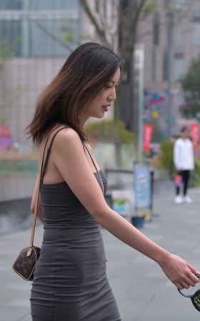 性感的遛狗美女** [24P]
