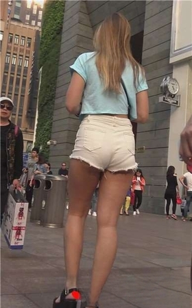 超美苹果臀热裤外国姐妹花，你拍我我拍你不亦乐乎。