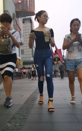 蓝色紧身牛仔裤饱满圆臀长腿少妇