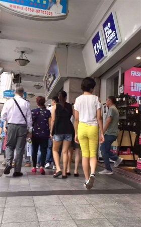 白T恤黄色超级紧身裤好身材美女