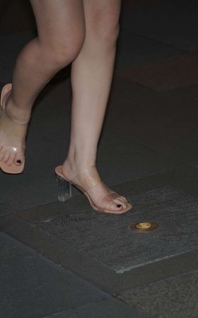 街拍皮短裙美腿美女 [25P]